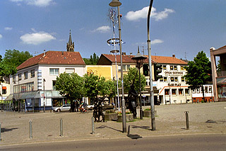 Dudweiler Marktplatz - Würstchenbude unter der überdachten Ecke im Haus links